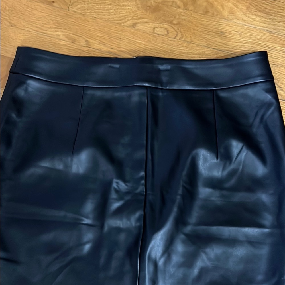 Elegant Black Leather Skirt - Picture 2 of 8
